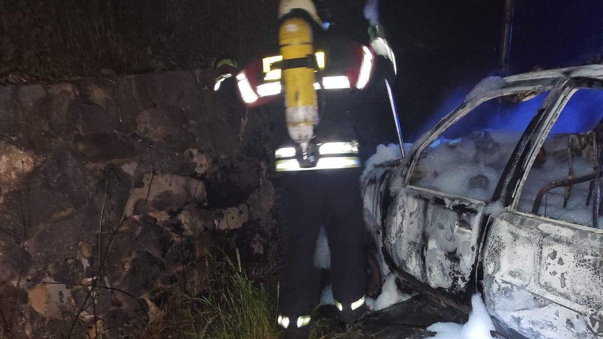 Arde un coche de madrugada en Barlovento