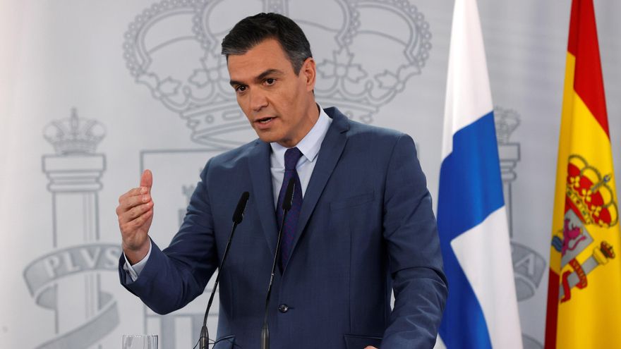 El presidente del Gobierno, Pedro Sánchez, durante la rueda de prensa ofrecida junto a la primera ministra de la República de Finlandia, Sanna Marin, al término de la reunión mantenida este miércoles en el Palacio de la Moncloa. EFE/Juan Carlos Hidalgo