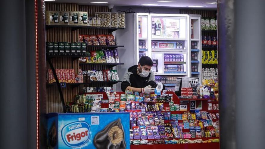 Un vendedor de un kiosko lleva puesto tapa bocas en Buenos Aires.