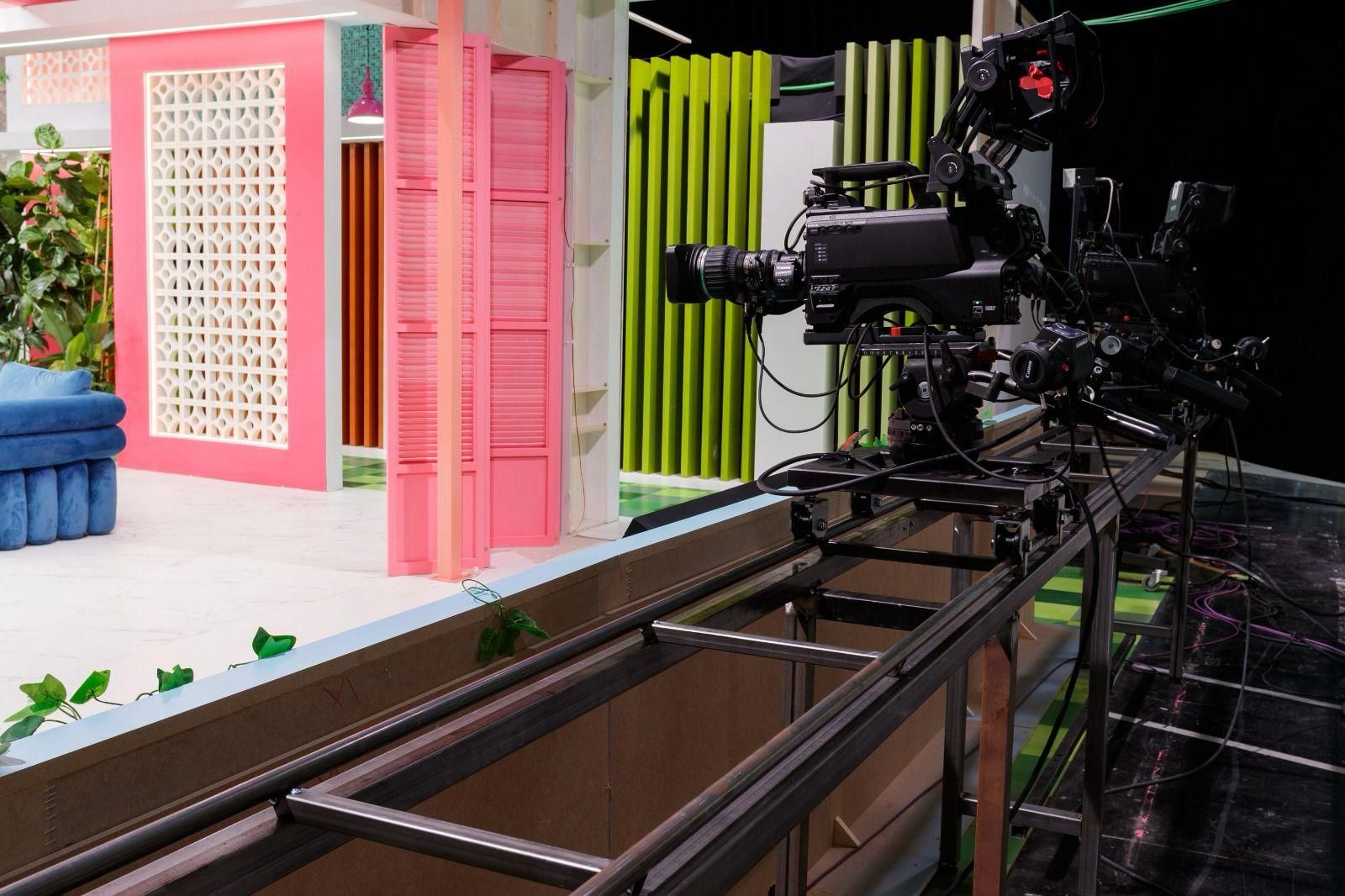 Así es el plató de 'La familia de la tele' en RTVE, que emula a un barrio con distintos ambientes y decorados