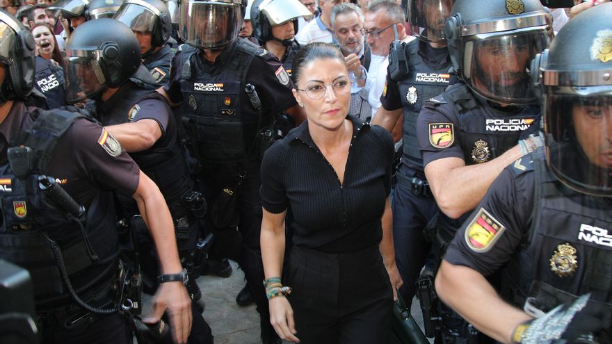 "Fuera fascistas": gritos y agarrones entre policías y manifestantes en la visita de Olona a la Universidad de Granada