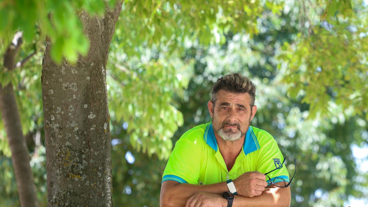 Abraham de la Calle Espinosa, bajo una sombra y con una de las pulseras para controlar su temperatura ante golpes de calor.