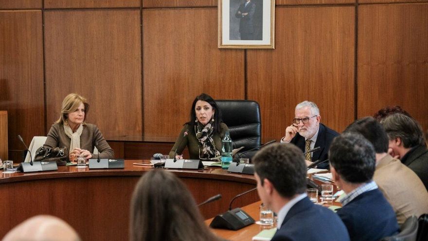 La presidenta del Parlamento andaluz, Marta Bosquet, al frente de la junta de portavoces de los grupos políticos.