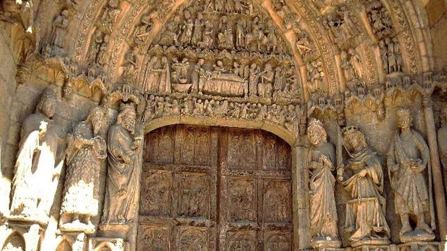 La portada izquierda oeste de la Catedral de León, con símbolos de la Justicia.