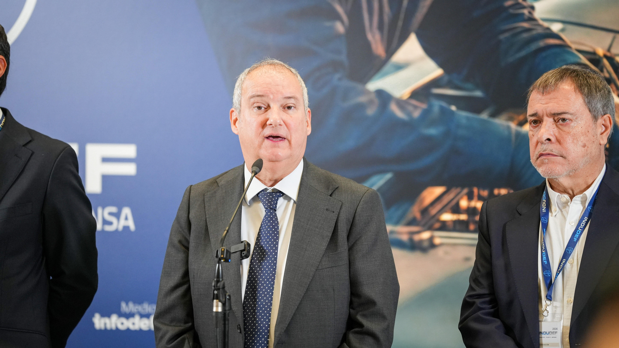 El ministro de Industria y Turismo, Jordi Hereu, y el alcalde de Córdoba, José María Bellido, durante la apertura del Foro Internacional de Defensa Indudef