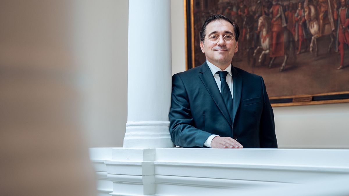 El ministro de Asuntos Exteriores, Unión Europea y Cooperación, José Manuel Albares, posa durante una entrevista para Europa Press en el Palacio de Viana