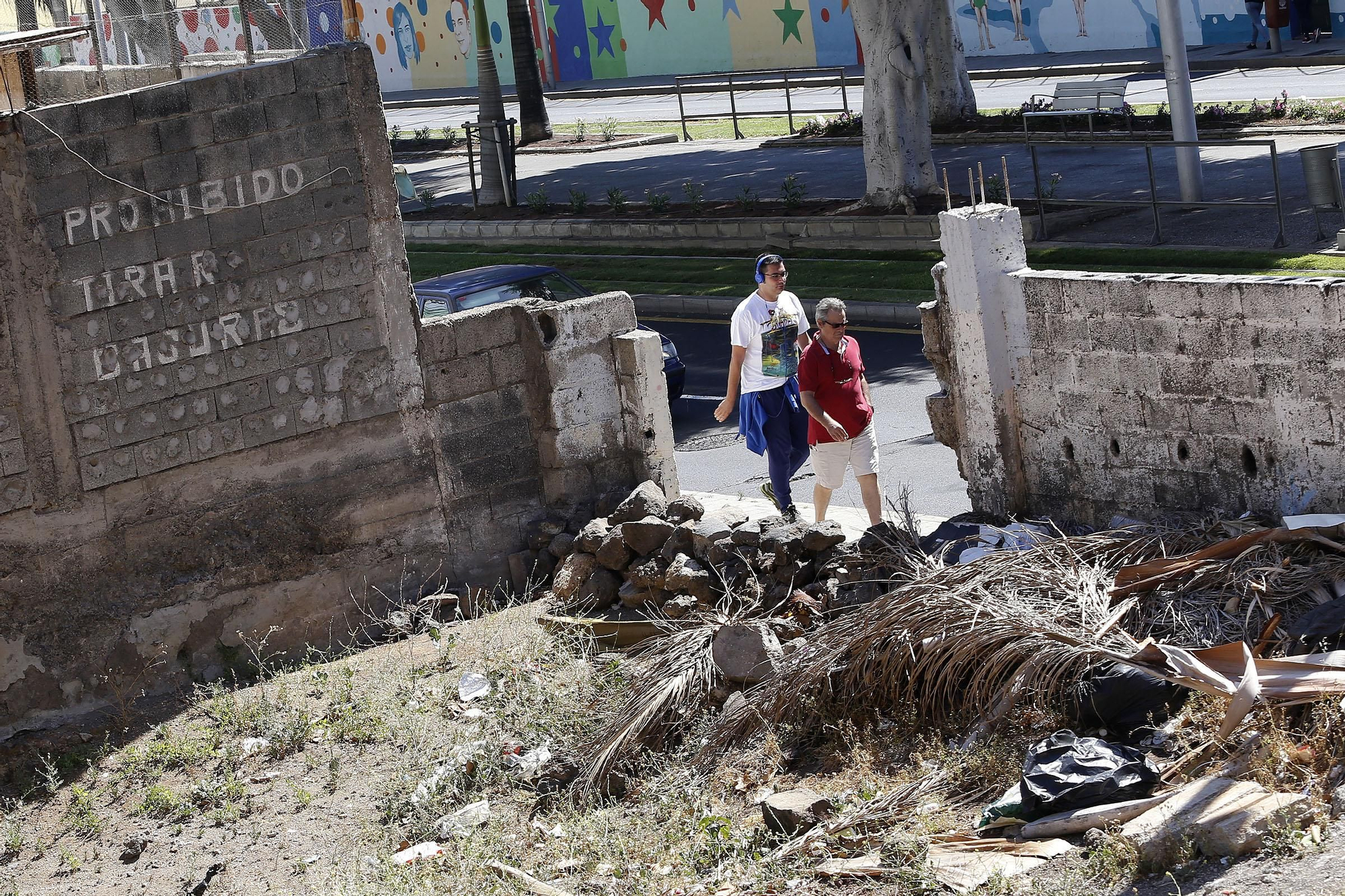 Solar convertido en lugar de acumulación de basuras, en plena avenida Príncipes de España