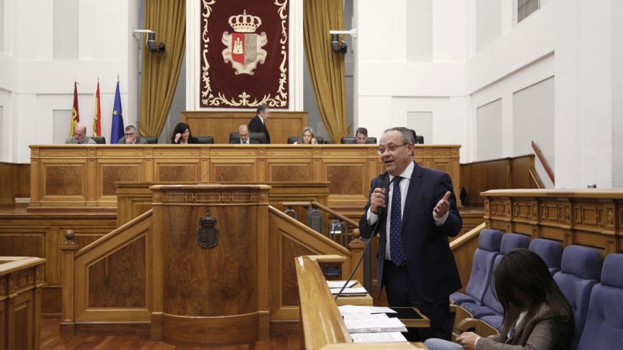 El consejero de Hacienda y Administraciones Públicas,Juan Alfonso Ruiz Molina, interviene desde su escaño en el pleno de las Cortes.