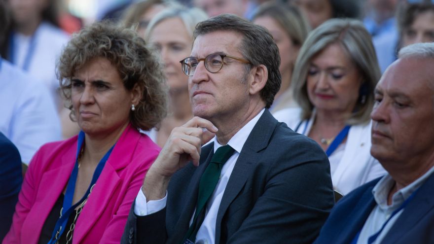 Archivo - La portavoz del PP en el Parlamento Europeo, Dolors Montserrat y el presidente del PP, Alberto Núñez Feijóo, durante la escuela de verano del PP de Cerdanyola del Vallès, a 1 de julio de 2022, en Cerdanyola del Vallès, Barcelona, Cataluña (Españ