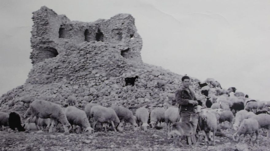 Pastor del Cerro del Castillo, en Lezuza antes de que se iniciaran las excavaciones de Libisosa, décadas atrás