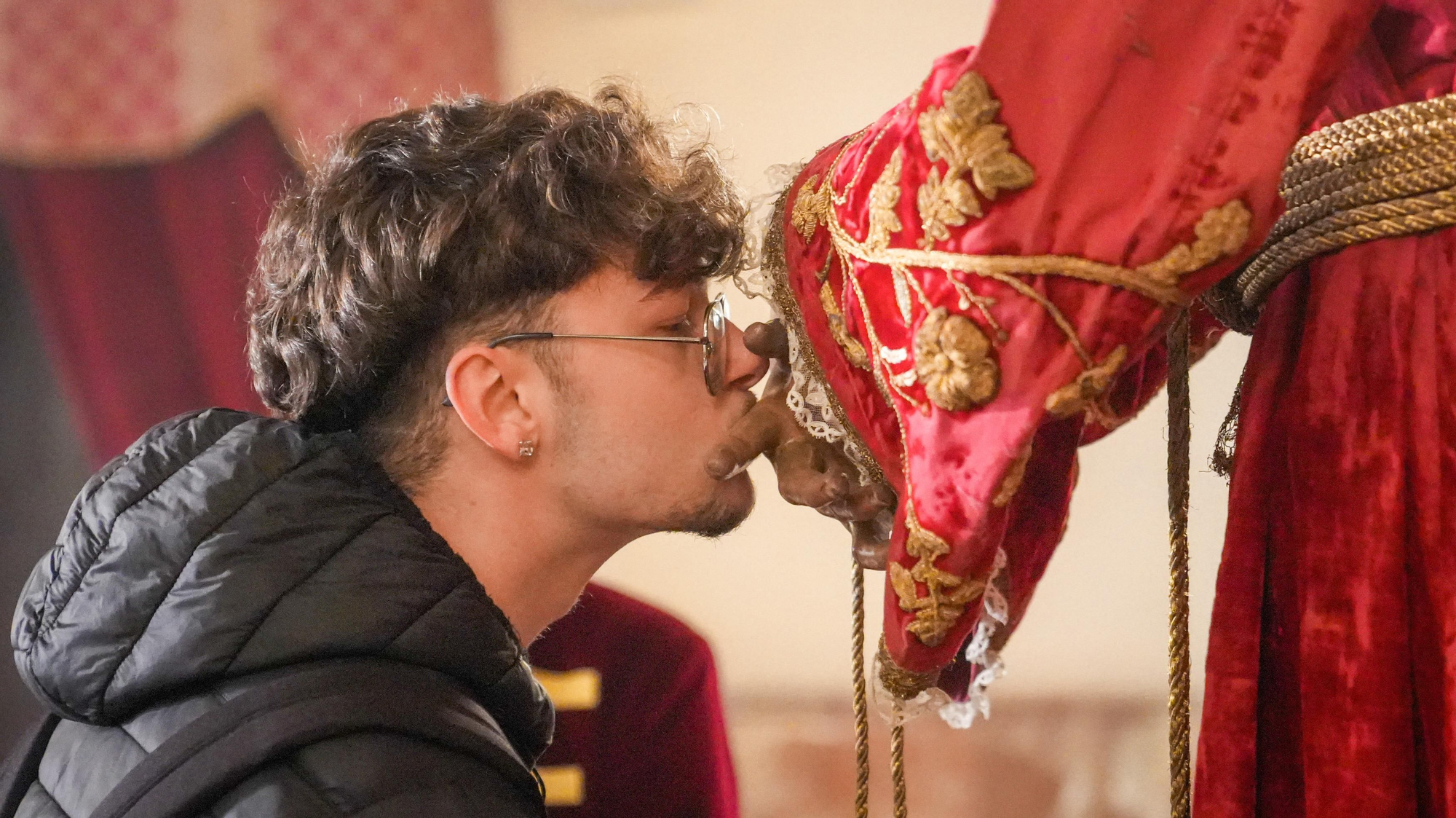 Los besapiés de Jesús Rescatado y del Cristo del Remedio de Ánimas, y el besamanos de Jesús, Divino Salvador, en su Prendimiento, en imágenes