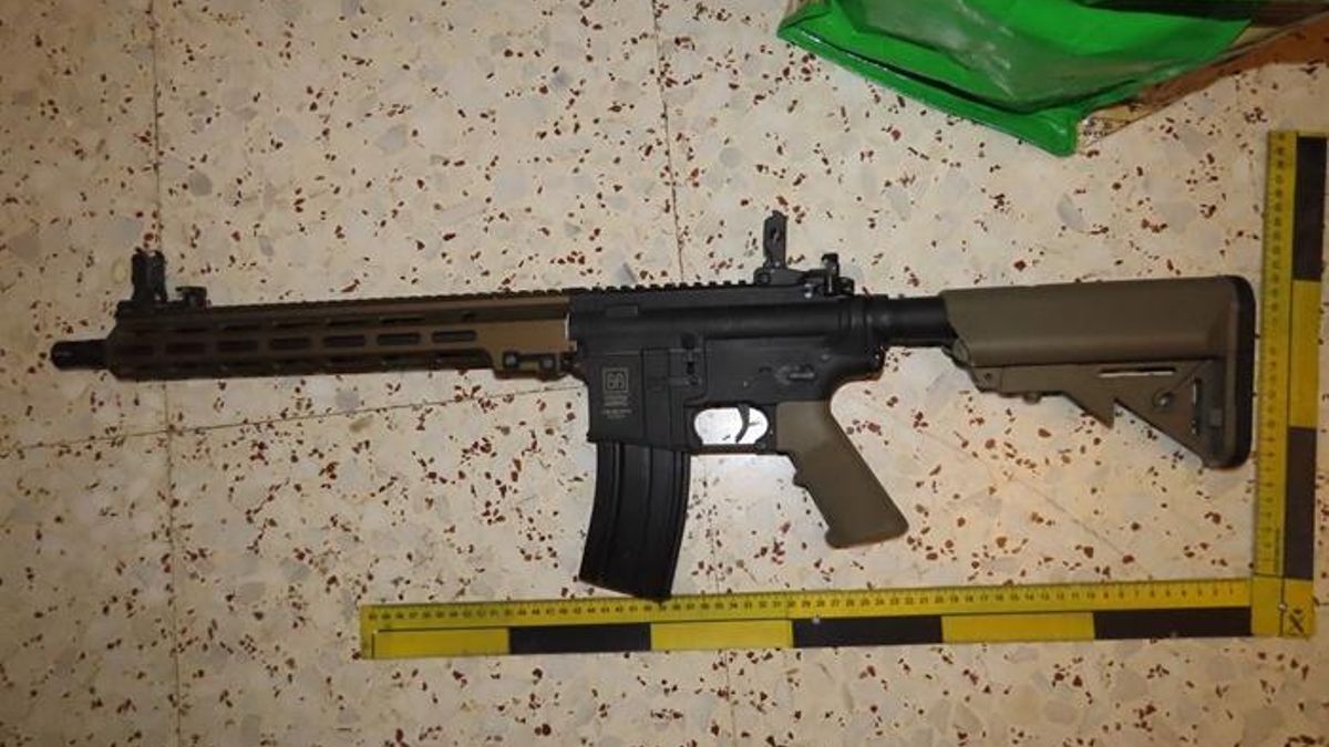 Una de las armas intervenidas por la Guardia Civil.