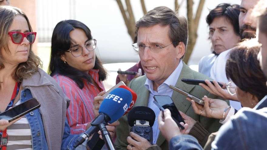 El alcalde de Madrid, José Luis Martínez-Almeida se dirige a medios de comunicación durante su visita al Madrid In Game Campus del Videojuego Experience Center.