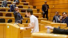 Javier Maroto señala a gritos al portavoz de Más Madrid, Eduardo Fernández Rubiño, en el Senado.