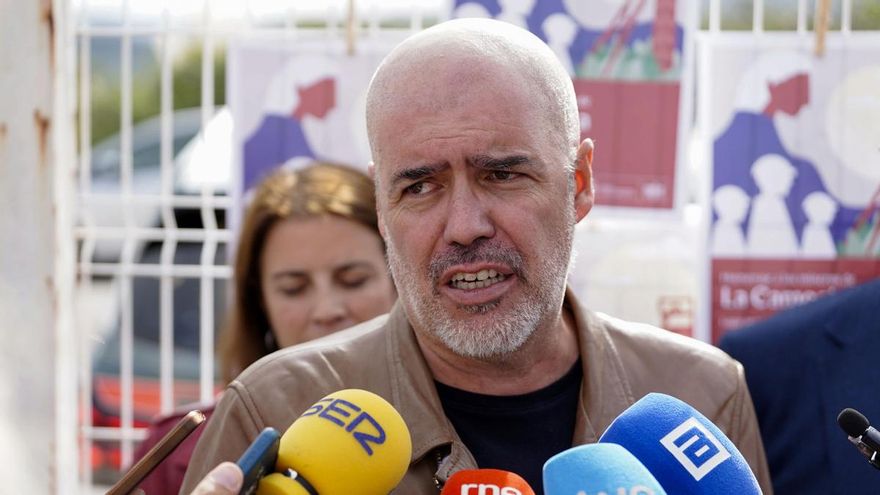 El secretario general de CCOO, Unai Sordo asiste el pasado 2 de octubre al acto de homenaje y desvelación de la placa 'Mina La Camocha Lugar de Memoria Democrática' en las instalaciones de la antigua Mina La Camocha. EFE/Paco Paredes