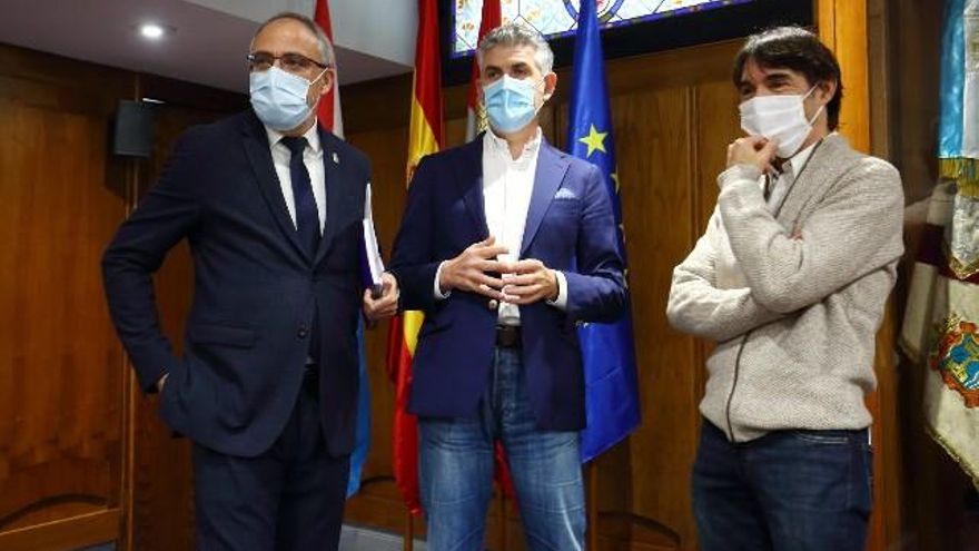 El director técnico de Redytel IOT, Óscar Cela (d), en la presentación del proyecto en Ponferrada junto al alcalde, Olegario Ramón (i), y el director del centro asociado de la UNED, Jorge Vega. / César Sánchez