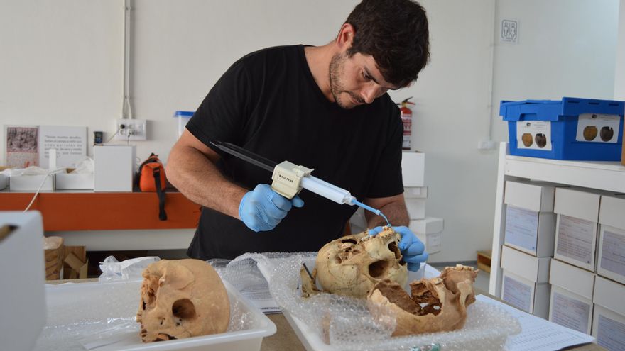 Uno de los investigadores, tomando muestras de una calavera hallada en Fuerteventura