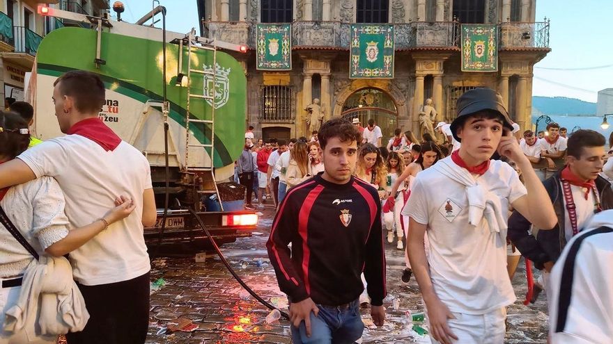 Recogida de basura en la Plaza Consistorial de Pamplona.