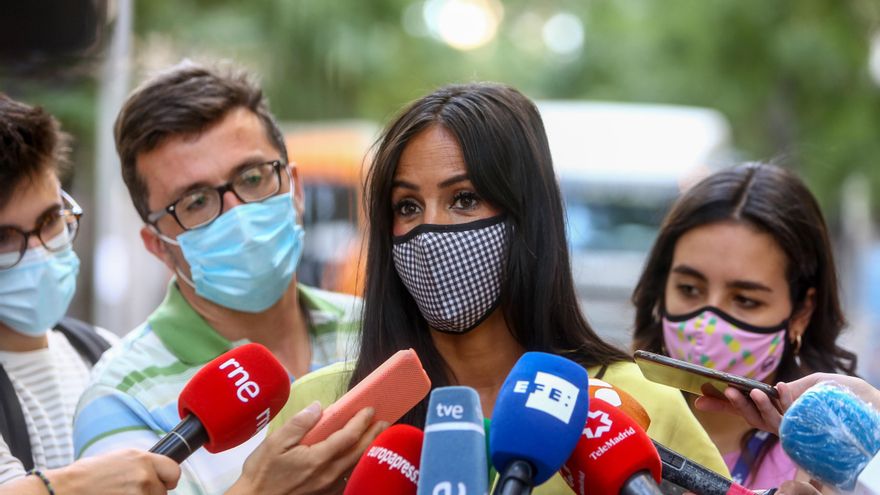 a vicealcaldesa de Madrid, Begoña Villacís, ofrece declaraciones a los medios, durante su visita a los trabajos de mejora del pavimento que se están desarrollando en la calle Castelló y que se enmarcan en la Operación Asfalto 2021, a 13 de agosto de 2021, en Madrid (España).