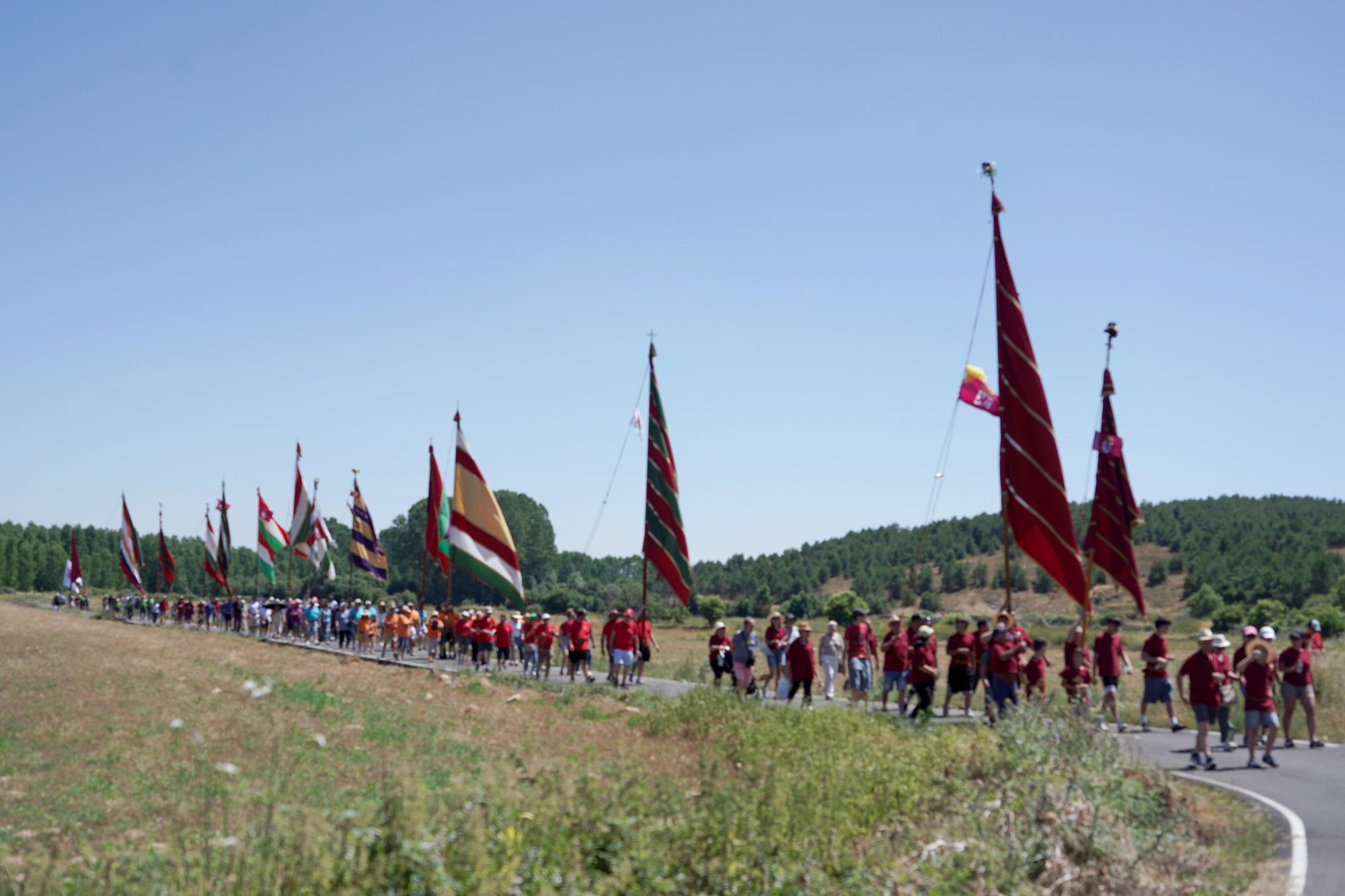 Orgullo de pendones en Oteruelo de la Valduerna para airear la seña de identidad leonesa