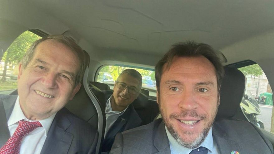 El alcalde de Valladolid, Óscar Puente (dcha), el presidente de la FEMP, Abel Caballero (izda); y el secretario de Estado de Medio Ambiente, Hugo Morán, en un coche y sin mascarillas.