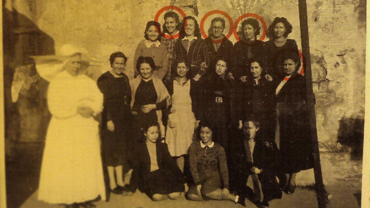 Soledad, María, Clara e Isabel, en una de las fotos que se pueden ver en la exposición 'L'Oasi'