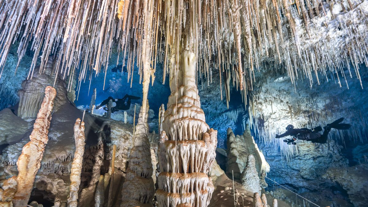 Los influencers, los guías ‘pirata’ y la masificación turística complican la conservación de las cuevas en Mallorca