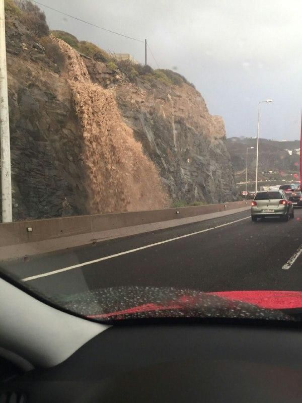 Cascada en la autopista de Gran Canaria.