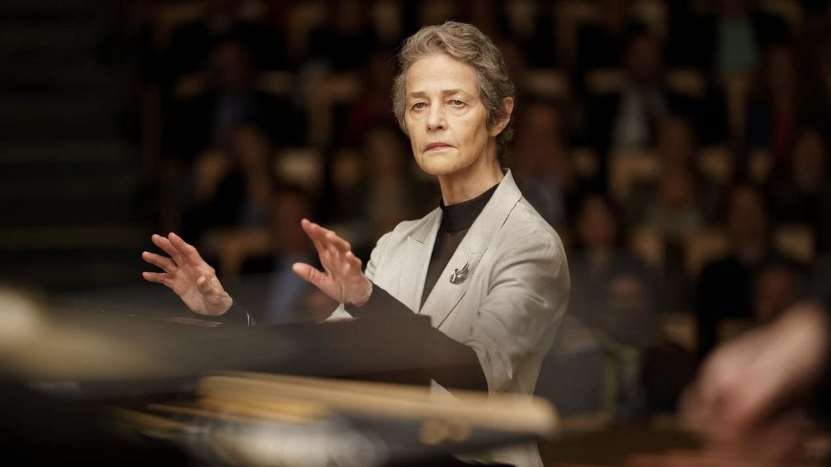 Grande, grandiosa Charlotte Rampling como pianista y directora de orquesta