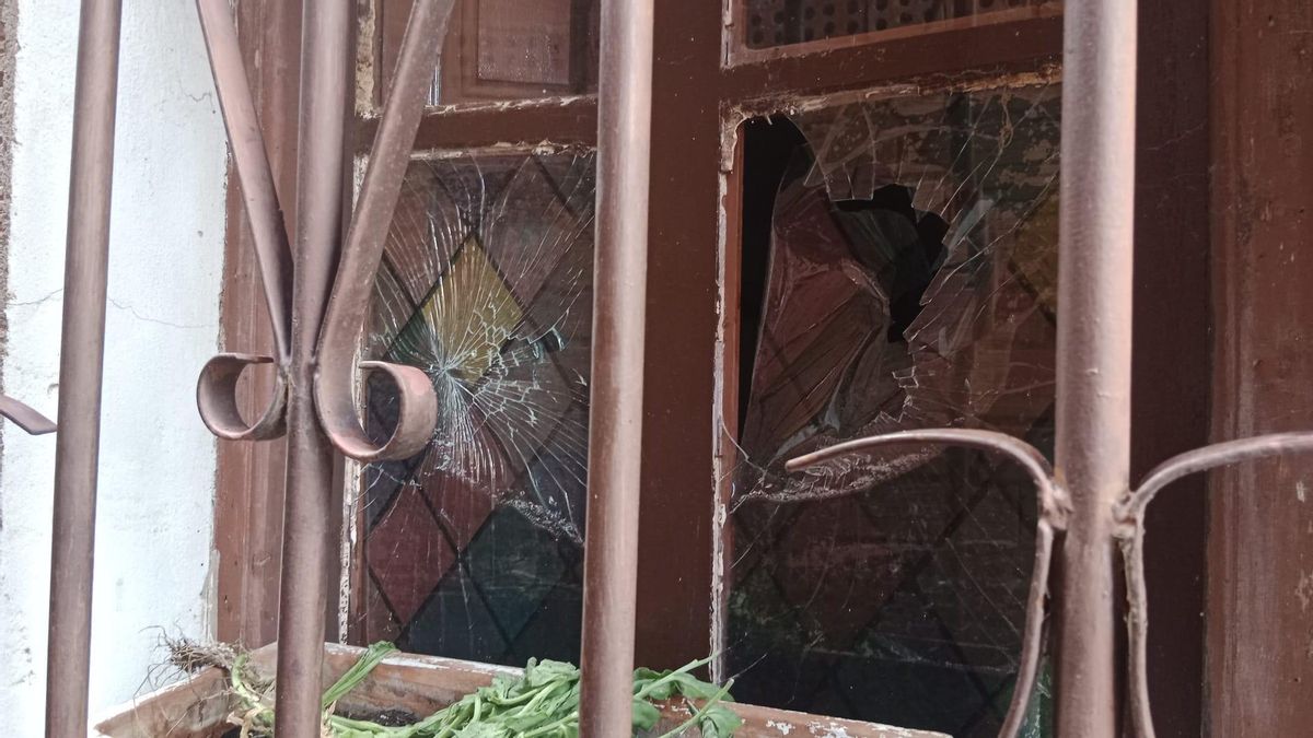 Tensión vecinal y vandalismo en Manjarrés ante la variante: rompen los cristales de casa a la portavoz de la plataforma