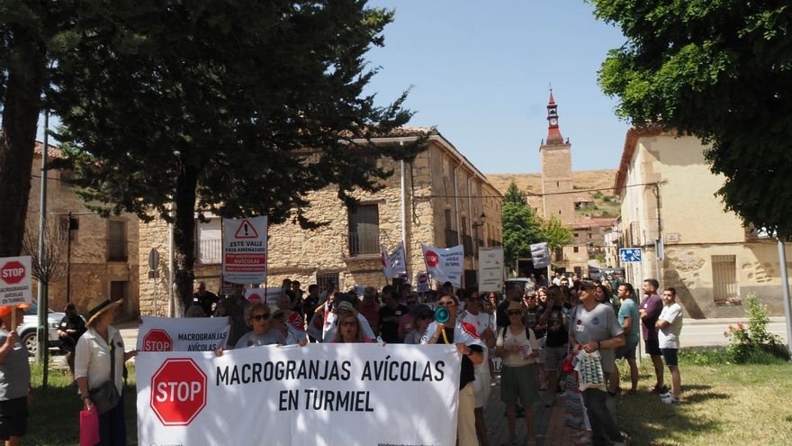 Más de cien personas se manifiestan en Maranchón contra las macrogranjas proyectadas en el Valle del Mesa