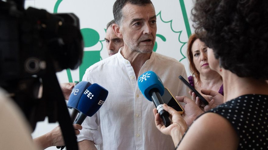 El coordinador federal de IU, Antonio Maíllo, en una atención a medios en Granada.