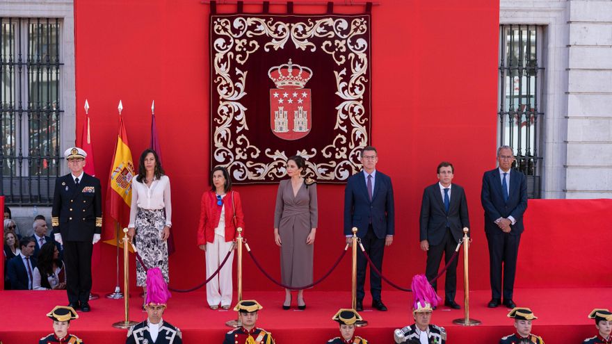 Las fotos de los otros Dos de Mayo de Ayuso: el protocolo, al servicio de sus guerras políticas