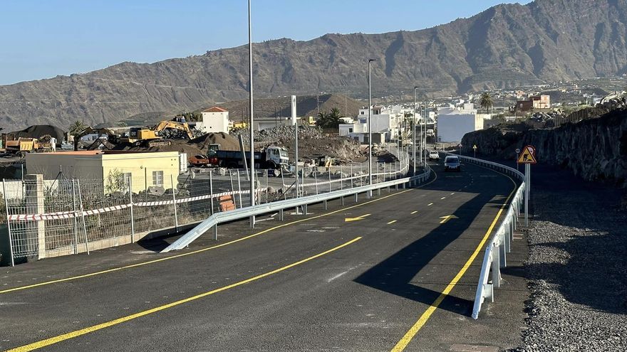Tramo de vía asfaltado entre el Colegio de La Laguna y la rotonda de la carretera La Laguna-Las Norias.