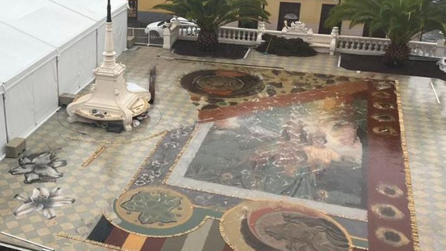 El magno tapiz afectado por las lluvias en la plaza del Ayuntamiento de La Orotava