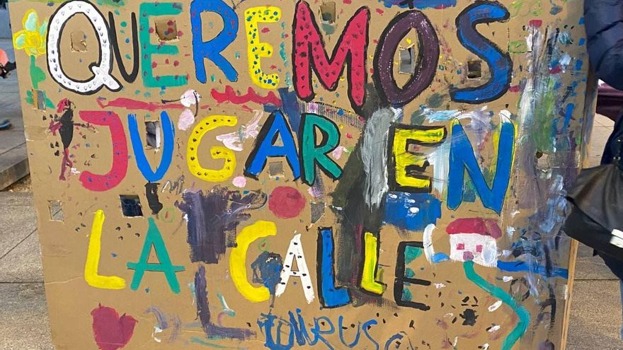 Protestas por el exceso de coches en los alrededores de los colegios de Madrid