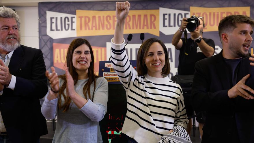 La secretaria general de Podemos, Ione Belarra (2d), participa junto a la candidata de Podemos a lehendakari Miren Gorrotxategi (2i) en el acto de cierre de campaña de Elkarrekin Podemos celebrado este viernes en el Palacio Euskalduna de Bilbao. EFE/ Miguel Toña