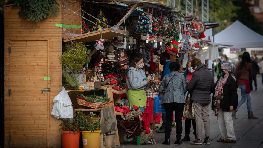 Uno de los puestos de la 'Fira de Santa Llúcia', el mercado de Navidad más antiguo de Barcelona