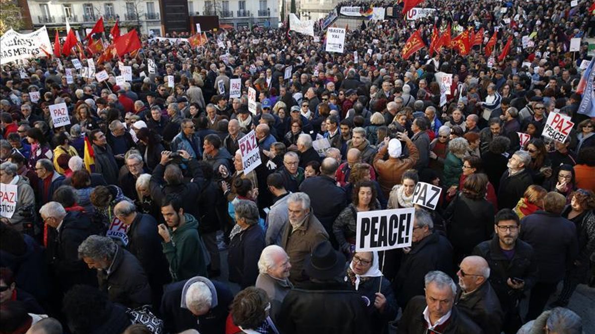 Centenares de personas rechazan en Madrid una intervención española en Siria"