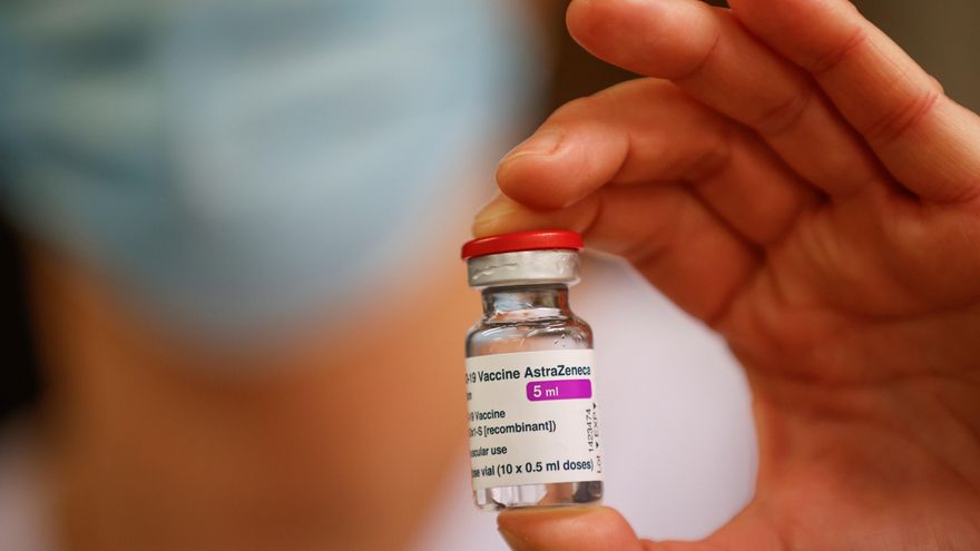 México recibió este domingo 870.000 vacunas anticovid del laboratorio británico AstraZeneca y la Universidad de Oxford en un vuelo proveniente de la India, lo que permitirá reactivar el plan de vacunación, congelado desde hace semanas. EFE/EPA/THOMAS SAMSON/Archivo