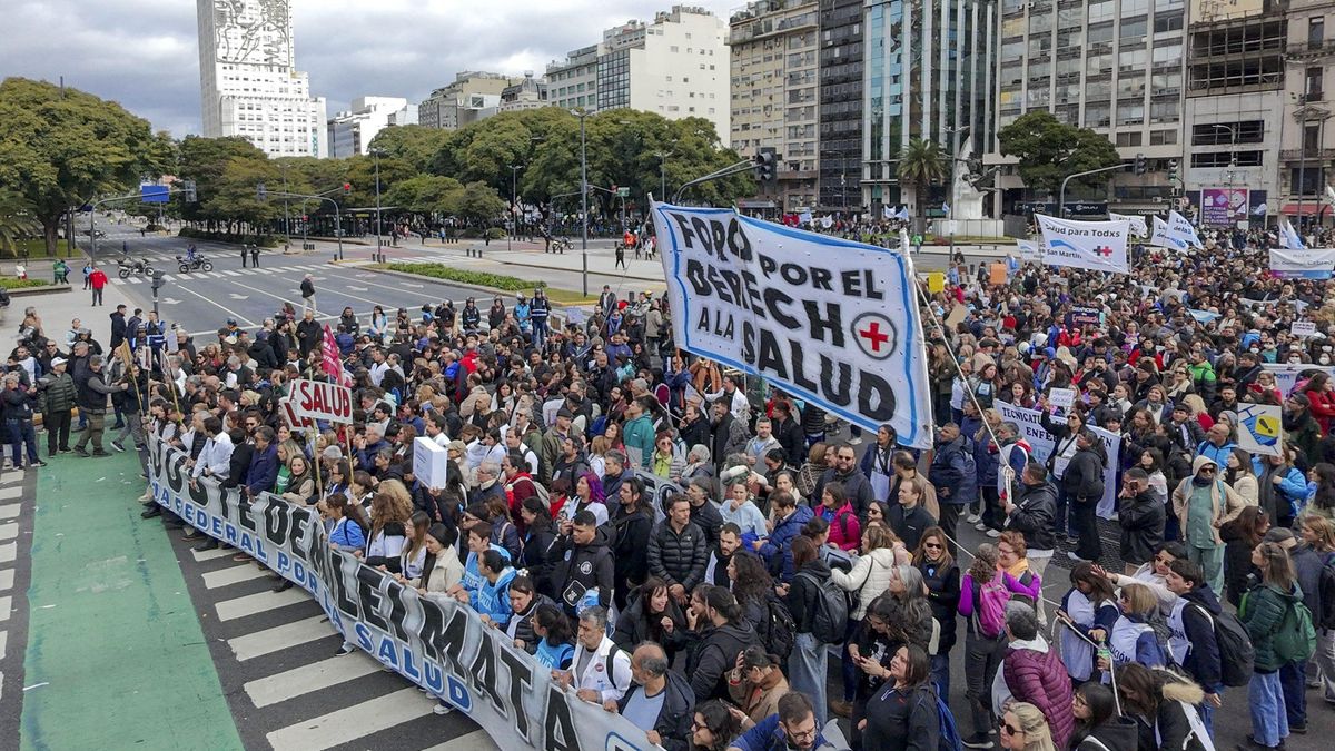 Trabajadores de la salud, agrupaciones de pacientes, gremios y organizaciones sociales realizaron una nueva Marcha Federal en defensa de la salud pública