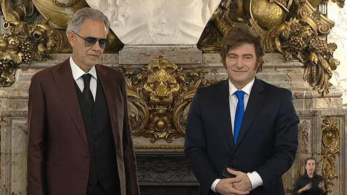 Andrea Bocelli, en la Casa Rosada, junto a Javier Milei.