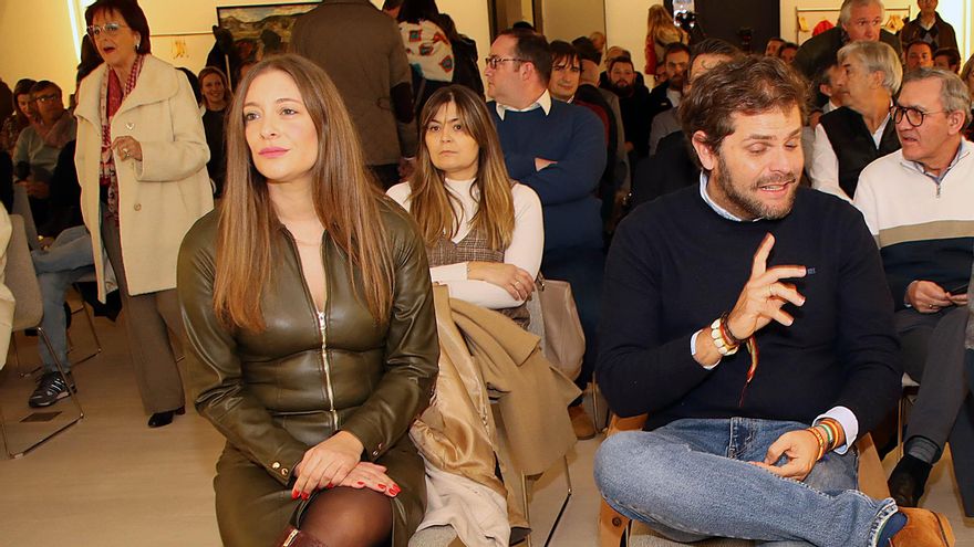 Ester Muñoz, presidenta del PP de León, junto a su antecesor, el apartado Javier Santiago Vélez.