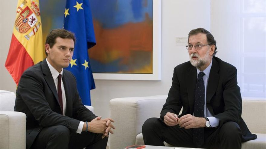 El Gobierno agiliza la salida de empresas de Cataluña pero evita el artículo 155