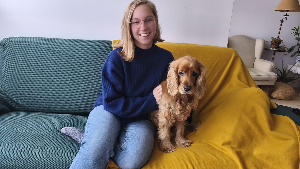 Marina Moreno, con su perra Berta.