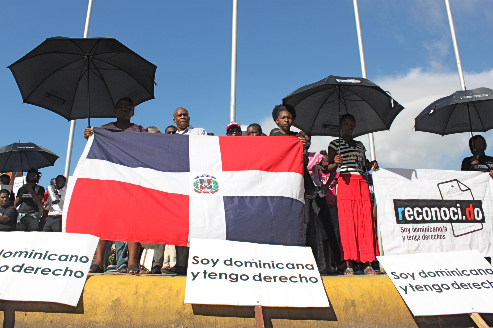 Los dominicanos que la República Dominicana desprecia. Miembros del movimiento Reconoci.do se concentran reivindicando el derecho a la nacionalidad dominicana de todos los nacidos en el país, independientemente de su raza. El apoyo internacional está siendo fundamental para defender los derechos de estas personas, desde InspirAction, denunciamos esta situación con la campaña Vidas en Pause./ ©Ana Paola van Dalen