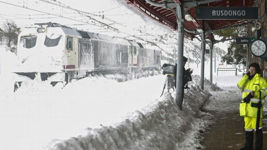 Estación de tren de Busdongo (León) afectada por un temporal de nieve. Foto: Carlos S. Campillo / ICAL