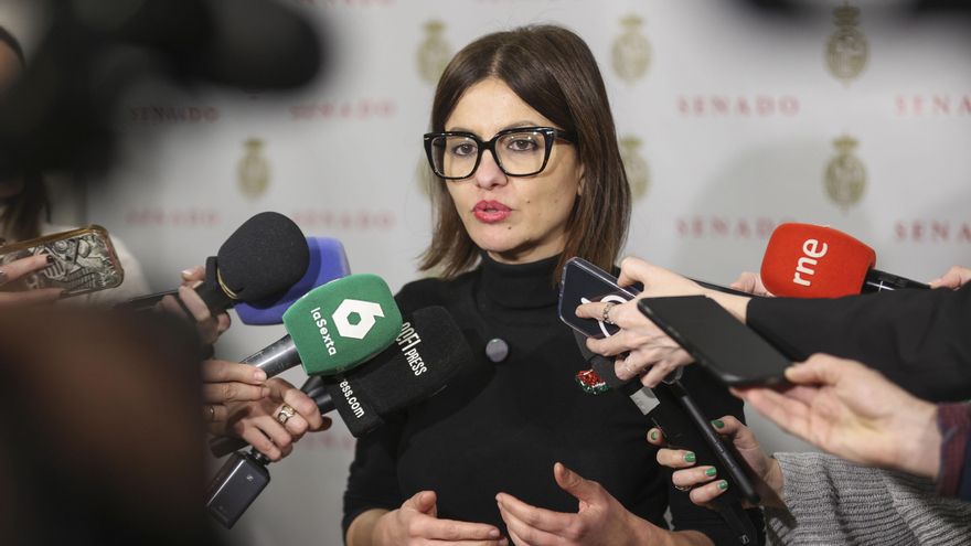 MADRID, 03/02/2026.- La ministra de Juventud e Infancia, Sira Rego, atiende a los medios tras la reunión mantenida con el presidente de Canarias, Fernando Clavijo, para avanzar en el traslado de menores inmigrantes al resto de España y agilizar la situación de "hacinamiento" en los centros de acogida de las islas, este martes en el Senado. EFE/Víctor Lerena