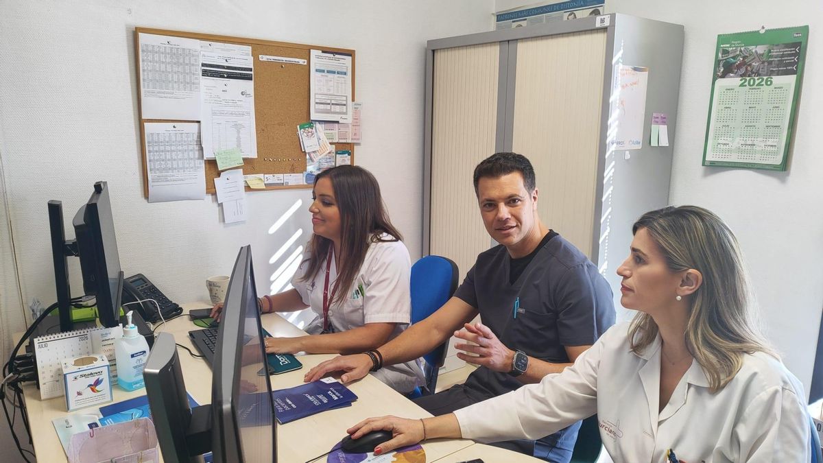 Antonio Candeliere junto a sus compañeras, también neurólogas en el hospital Rafael Méndez, Isabel Sánchez (i) y Laura Montiel. G.M.
