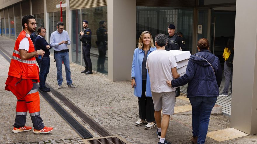 Decenas de desalojados pasan la noche en el complejo de La Petxina de València